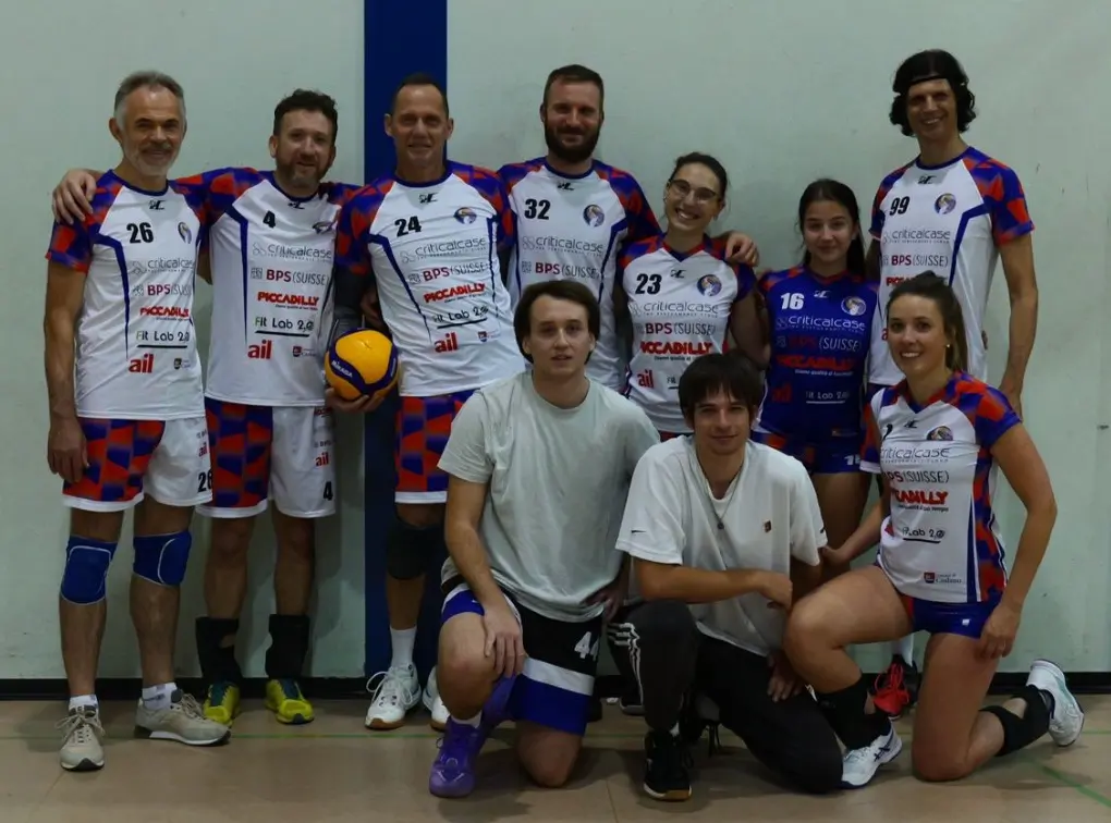 La squadra mista Volley Caslano insieme in palestra